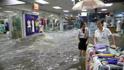 Ce centre commercial s'est transformé en rivière - Inondation terrible en Chine