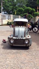 Il fabrique un mini camion FORD.