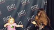 Selena Gomez danse avec une adorable fillette lors d'une dédicace