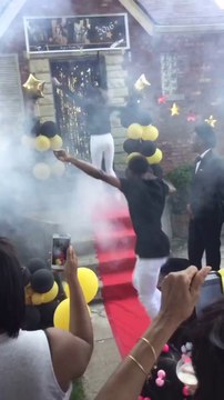 Cette étudiante fait une sortie à la Beyonce pour le bal de promo... Gros gros gros melon !