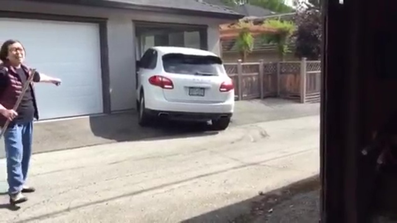 Un jeune homme de 16 homme explose la Porsche Cayenne de ses parents contre l'entrée du garage.