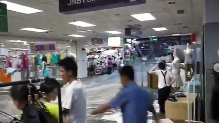 Asombrosa inundación en centro comercial chino