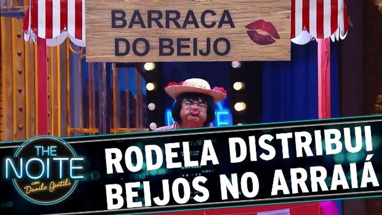 Rodela distribui beijos para elenco do programa