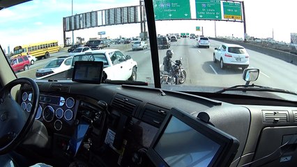 un camion protège une motarde en panne