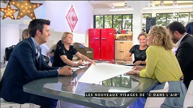 Bruce Toussaint se lance dans un karaoké dans C à vous - Regardez