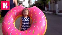 ВЛОГ Мисс Катя идём на прогулку к морю с огромным надувным Пончиком поиграем на берегу и площадке новое видео 2016