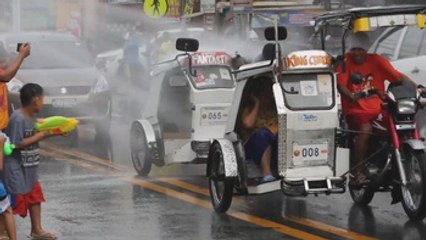 Filipinas celebra San Juan pasado por agua