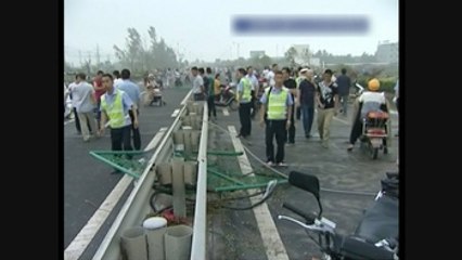 98 muertos y 800 heridos por tornado en China