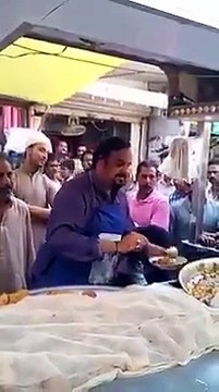 Amjad Sabri Aik Larki Ka Operation Kerwanay K Liye Chaat Farokht Krte Huye. Azeem Log