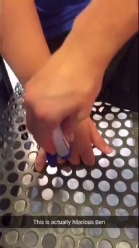 Les doigts coincés dans les trous d'un banc en métal... Police et pompiers pour l'aider !