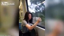 Chopé en train de rayer une vitre dans le train par un citoyen modèle...