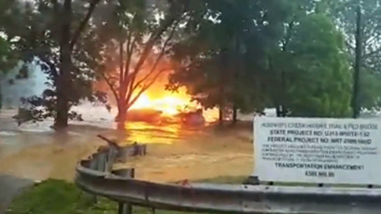 Une maison en feu se déplace sur l'eau lors de terribles inondations aux USA
