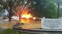 Une maison en feu se déplace sur l'eau lors de terribles inondations aux USA