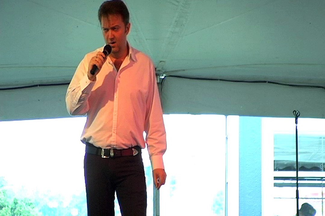 Colin Paul sings 'Ku-pui-pu' Elvis Week 2008