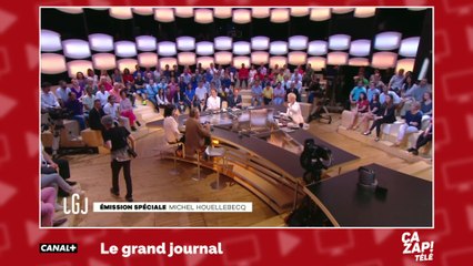 Un invité quitte le plateau du Grand Journal en direct