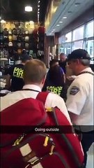 OMG ! Son doigt se retrouve coincé dans un banc, mais l'intervention des secouristes va vous clouer sur place