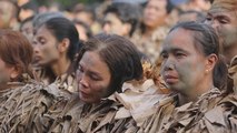 Barro y devoción en una fiesta en Filipinas