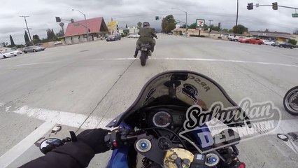 Un motard chute après s’être enflammé au feu vert mais garde le sourire