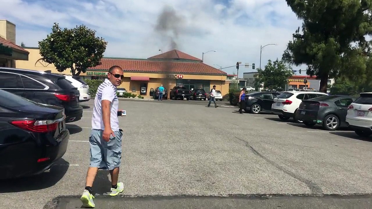 Un homme se retrouve piégé dans sa voiture en feu et personne ne vient le sortir (sauf un homme)