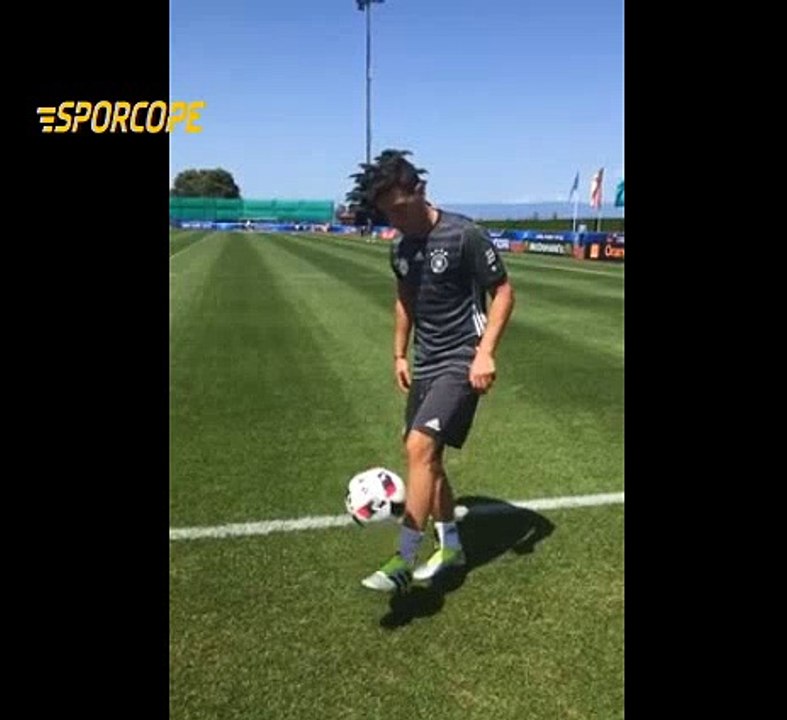 Mesut Özil'den şık hareketler