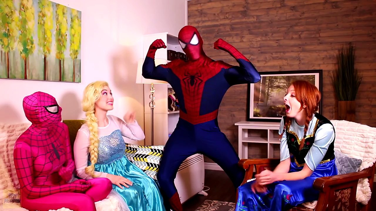 Örümcek Adam & Frozen Elsa vs doktor! Örümcek adam iğrenç bir şey! Komik süper kahramanlar gerçek hayatta