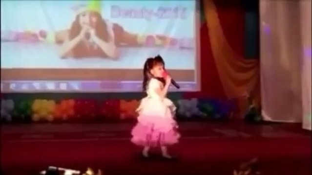 Маленькая девочка спела про жуликов и воров