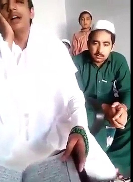 bacha tilawate quran  majeed kar rha ha bohat hi achi awaz ma