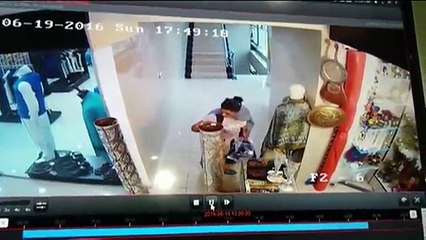 watch Laila Zubairy shop Women Th--eft CCTV Video