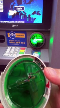 Il trouve un défaut sur un distributeur de billets à Vienne... Vol de cartes bleues !