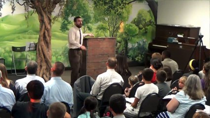 Ce pasteur fou insulte les LGBT et monte sur son pupitre !