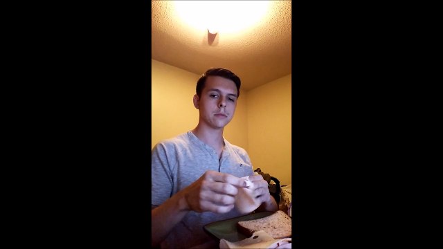 Rap God d'Eminem interprété en... Faisant un sandwich !