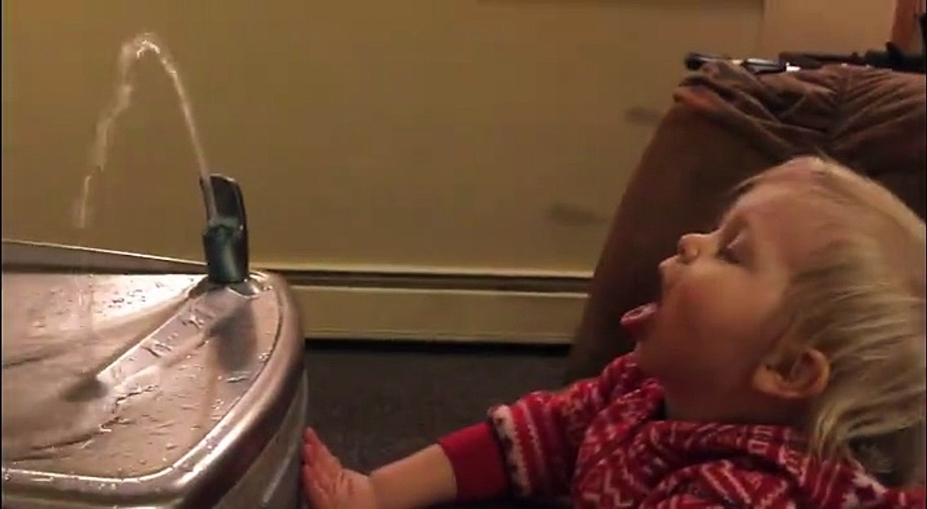 Ce gamin essaie de boire à une fontaine.. Pas le compas dans l'oeil