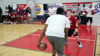 Le basketteur James Harden humilie un collégien en 1 contre 1