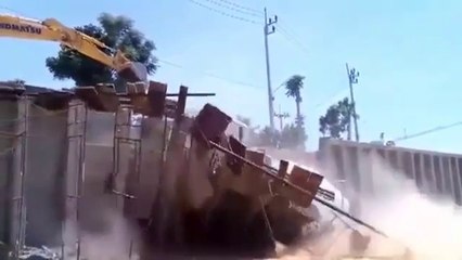 Video herunterladen: Un camion plein de béton détruit un chantier. Fail couteux!!!