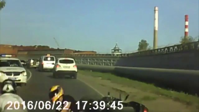 Flic sans pitié qui explose un motard en fuite avec sa voiture