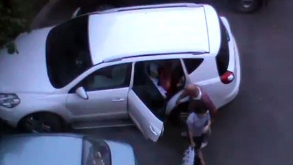 Люди во дворе