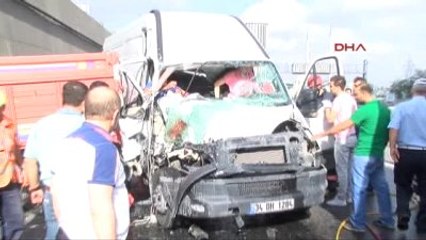 Babasının Çarptığı Minibüste Sıkışan Kız 'Babamı Kurtarın ' Dedi