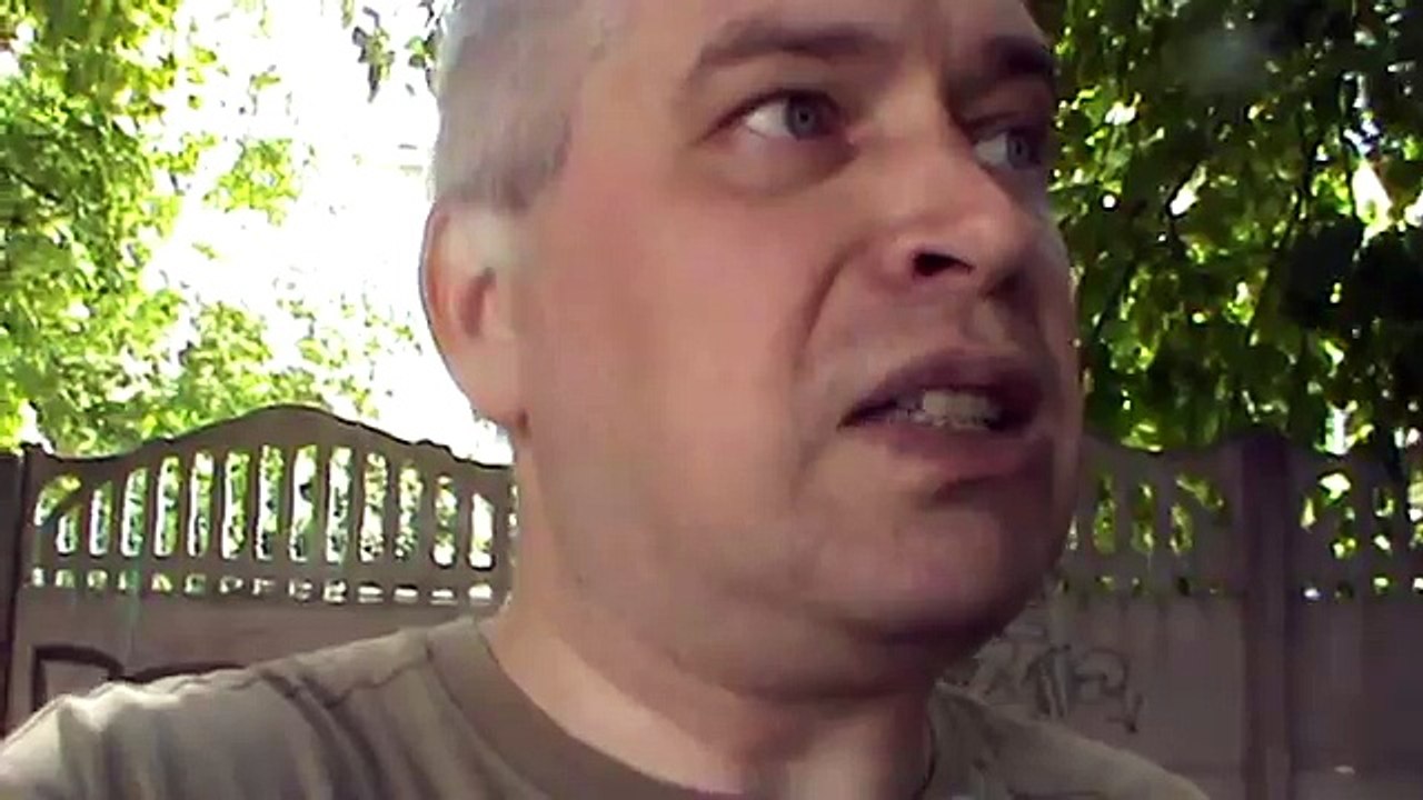 Умный мужик читает свою молитву рядом с церковью — Ворокоротков