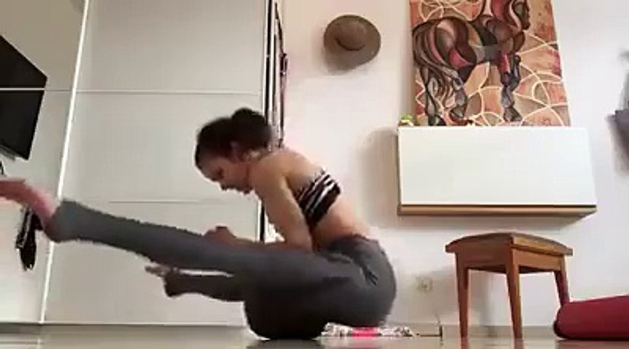 Elle se met en équilibre sur un ballon et fait des mouvements de Gym : quel talent