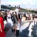 Des jeunes mariés tentent d'escalader une fontaine... Mauvaise idée du photographe