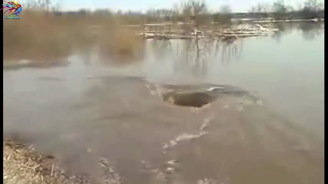 Nehirdeki Delik Her Şeyi İçine Çekiyor.