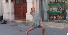 أب عربي يحث ابنته على الرقص في الشارع