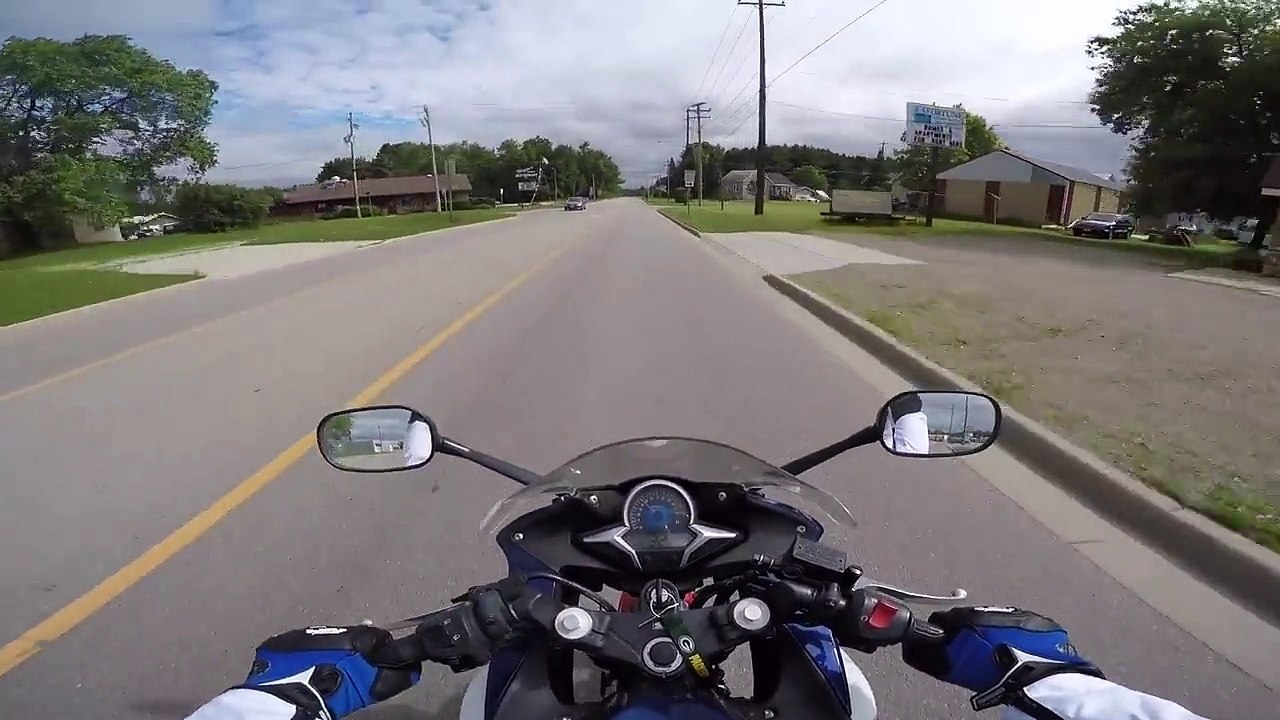 Un motard vraiment malchanceux va percuter une biche à toute vitesse!