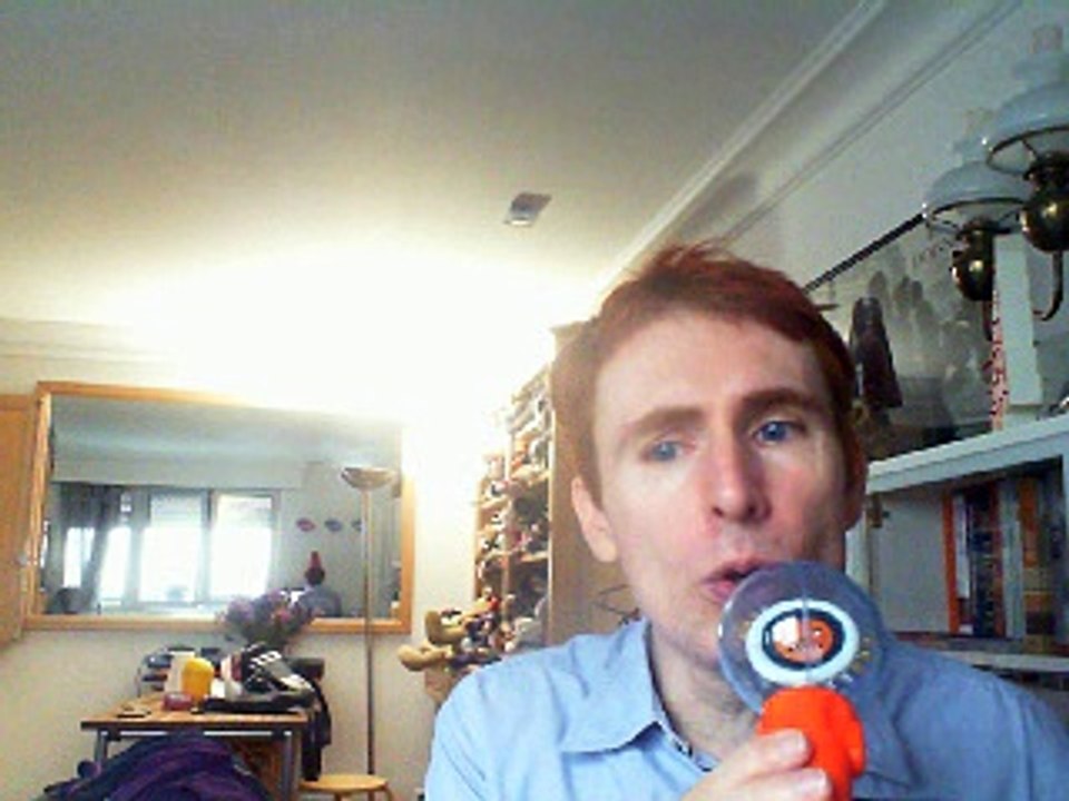 Wiwi égratigne "j'ai embrassé une fille" de M (Matthieu Chédid)