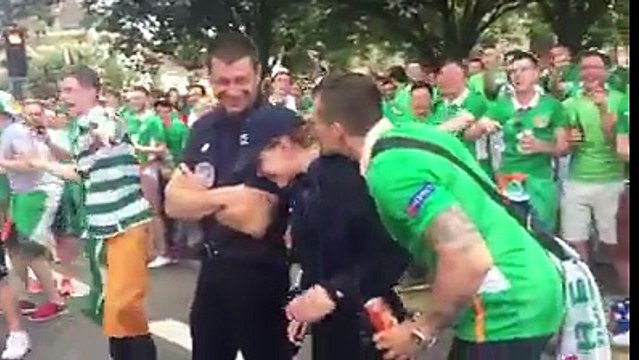 Quand une centaine de supporters Irlandais se mettent à draguer une policière francaise