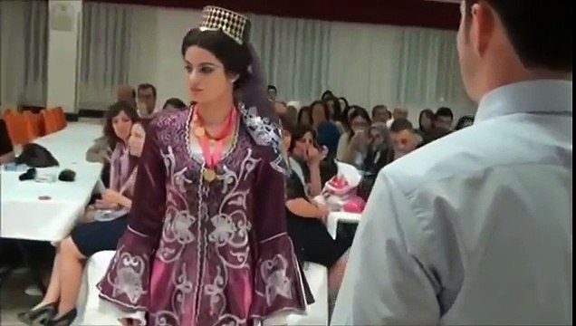 Abla ve Kardeş Zeybek Oyunu