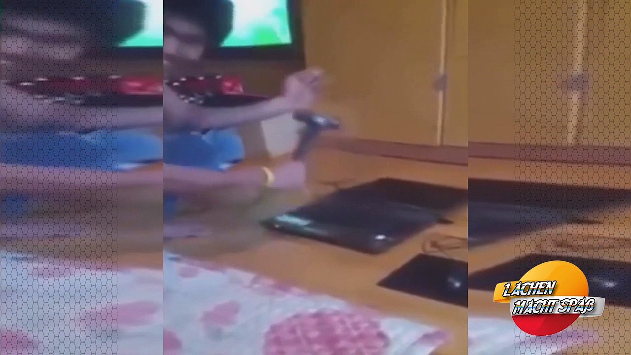 Versuche nicht zu lachen oder zu grinsen !!! das schafft keiner