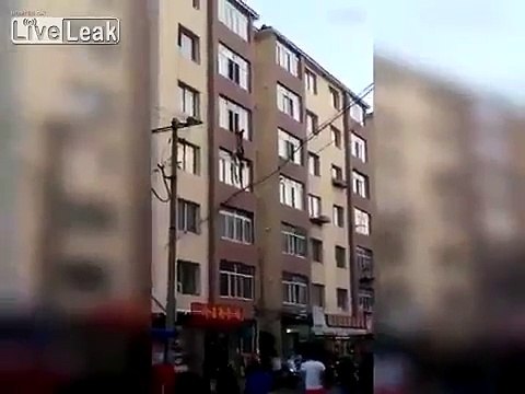 Cet homme essaie de sauver la vie de sa femme qui veut sauter du 4eme etage : dramatique