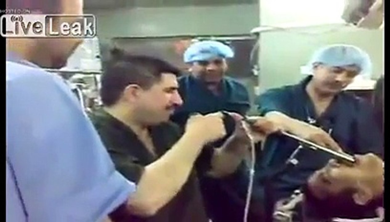 Extraire une clé à molette de la gorge d'un homme : insolite!