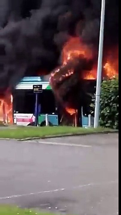 un bus de la TCAR en feu, près de Rouen (Seine-Maritime)